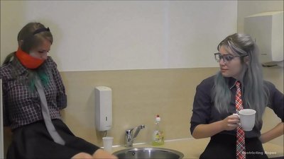 مدمن / مقيد ومكمم / سيدة في محنة